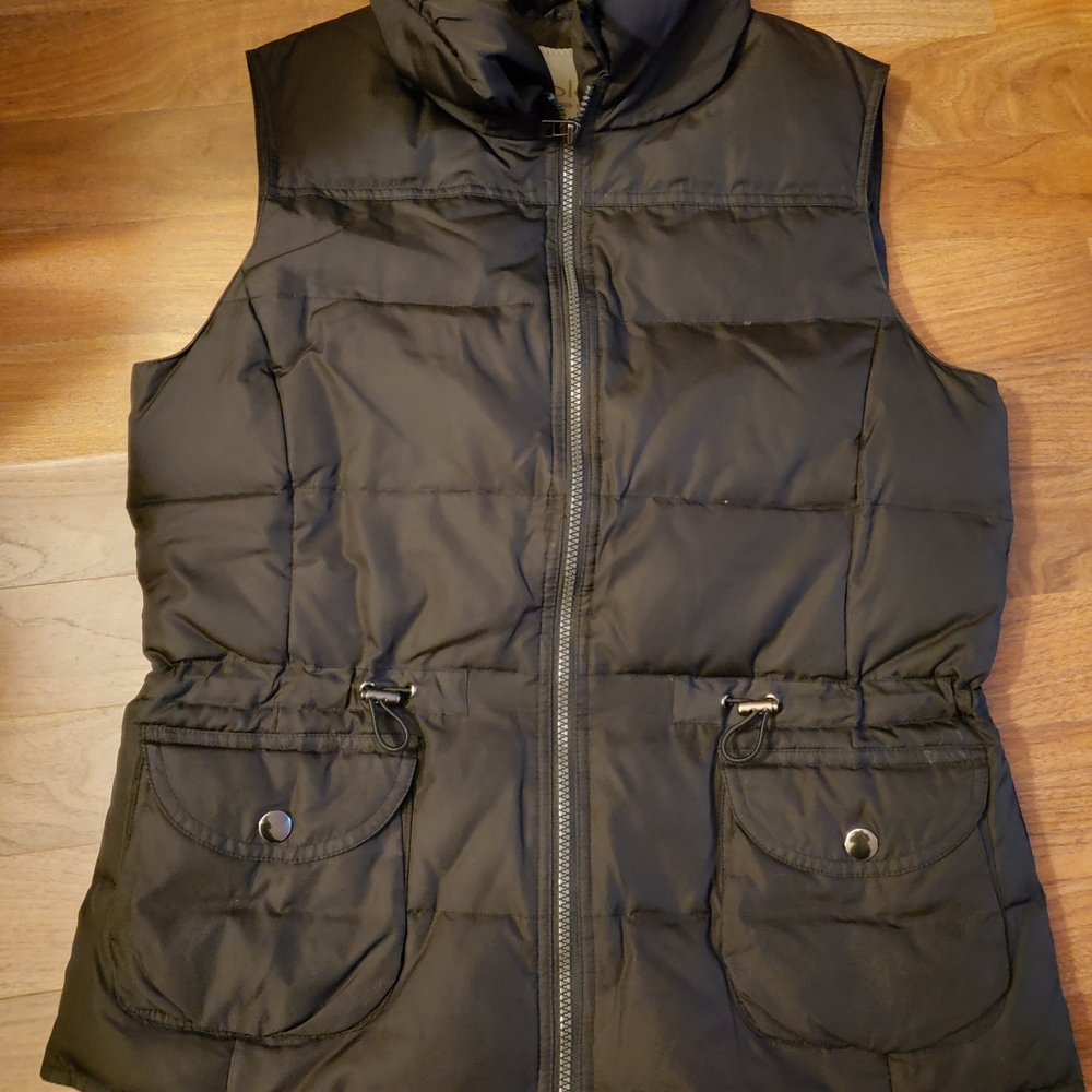 Sleek Black Puffer Vest with Pockets